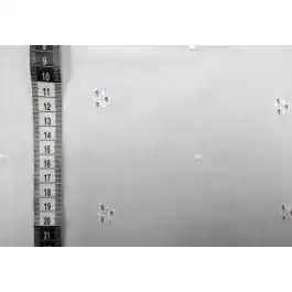 Uitverkoop Witte stof met opengewerkte bloemen en stippen 100% katoen 140cm breed