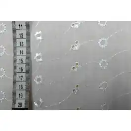 Witte stof met opengewerkte bloemenlijnen 100% katoen 140cm breed Gereduceerde Prijs