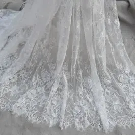 Witte kanten stof met schelpenranden 3meter 150cm breed Finale Uitverkoop