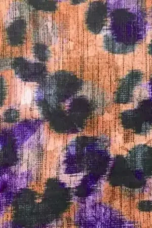 Viscose stof, grote panterprint, oranje/paars/zwart. W0618 Laatste Versie