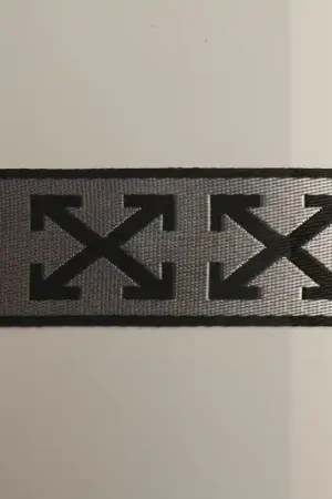 Aanbieding Tassenband, gekruiste pijl motief, zilver/zwart.