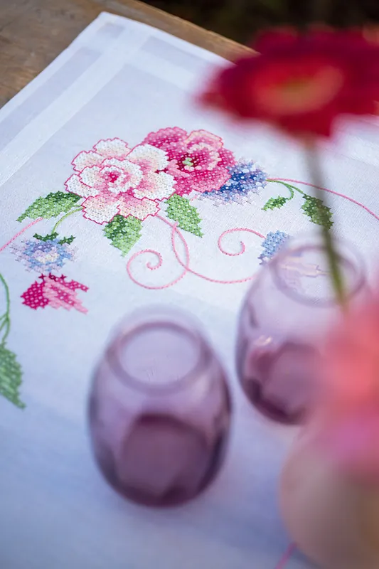 Dagaanbieding Vervaco Tafelloper Bloemen met vlinders borduren (pakket)