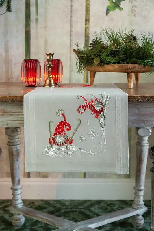 Vervaco Tafelloper kerstkabouters op ski's borduren (pakket) PN-0173615 ** Alleen Vandaag